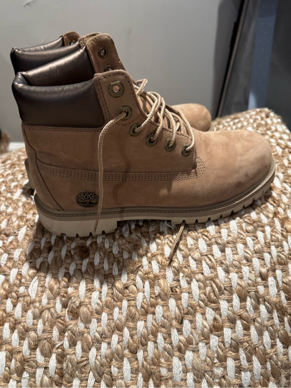 Timberland 6-Inch Premium Boots Women’s 6 Wheat Nubuck Waterproof Lace-Up